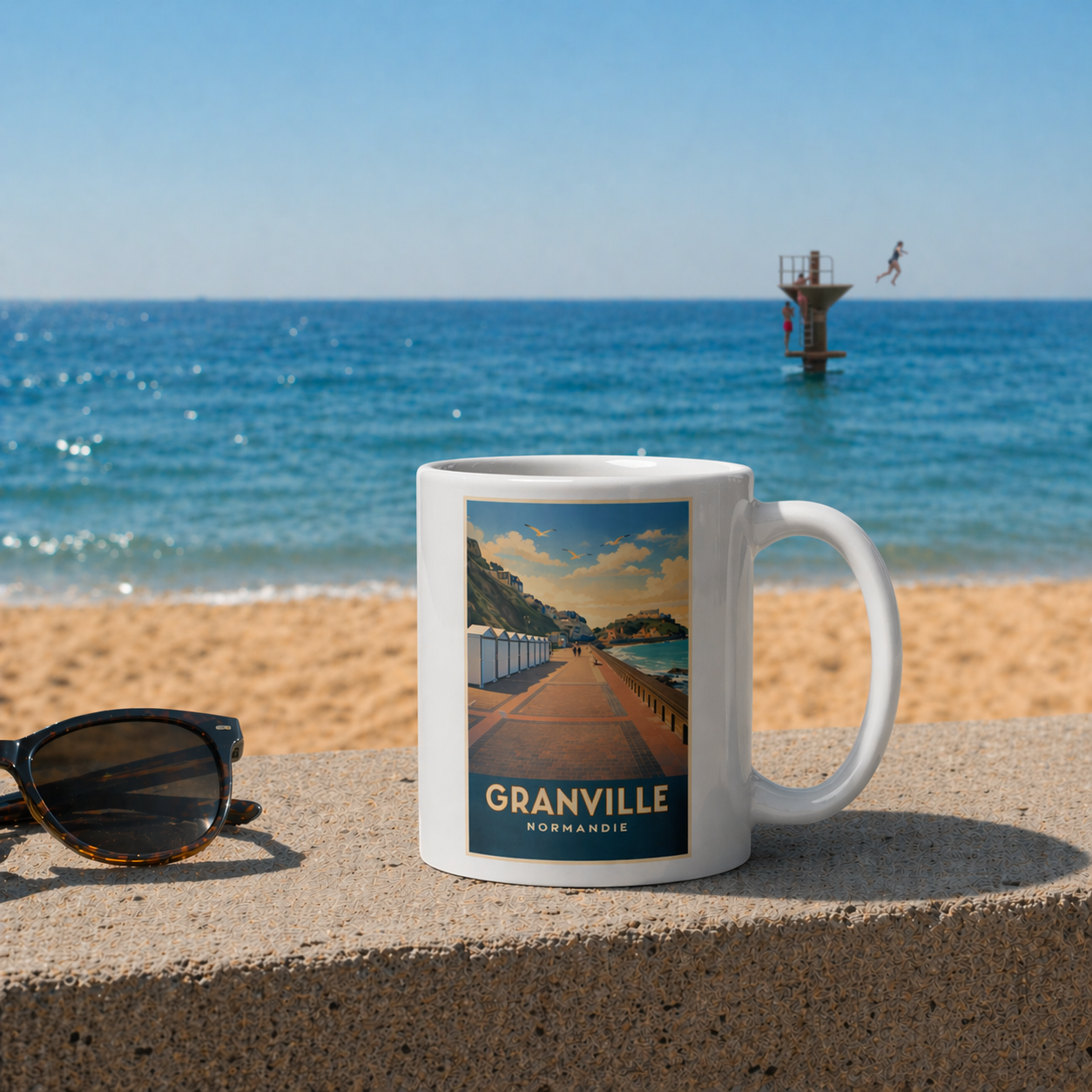 mug Granville Normandie vintage posé sur un muret avec plage et mer en arrière-plan.